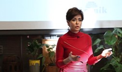 Özlem Gürses | Çok Hızlı Geçiyor Zaman