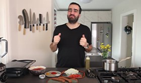 'Currywurst' Körili Soslu Sosis Tabağı Tarifi