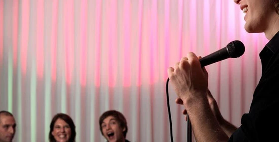 Stand-Up ve Sunum Teknikleri: Mizahı Sunumlarınıza Nasıl Ekleyebilirsiniz?