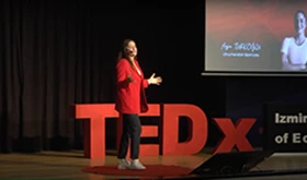 Bir ülkeden diğerine yüzmek, sınırların ötesinde | Aysu Türkoğlu | TEDxIzmirUniversityofEconomics