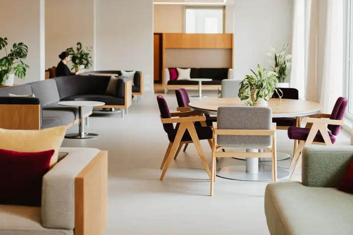 Çalışan deneyimi için tasarlanmış modern ofis alanı, farklı çalışma bölgeleri