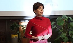 Özlem Gürses | Çok Hızlı Geçiyor Zaman