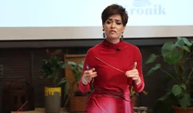 Özlem Gürses | Kişilerin Kendisi Gibi Olmasına İzin Vermiyoruz