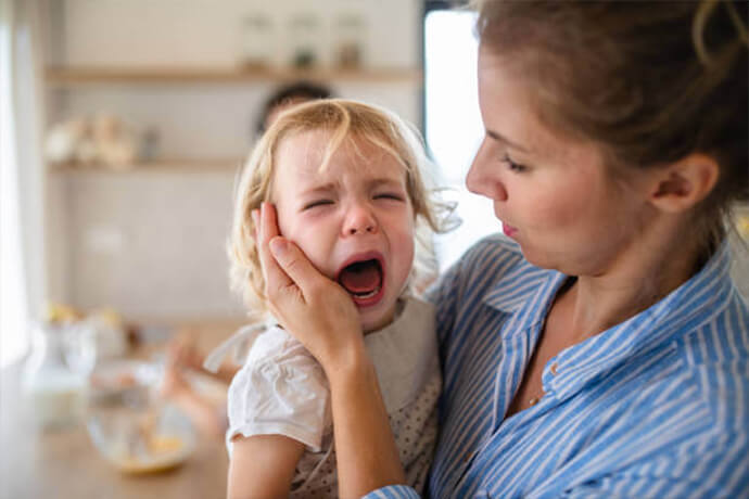 690X460 3 Annesinin Kucağında Ağlayan Bebek
