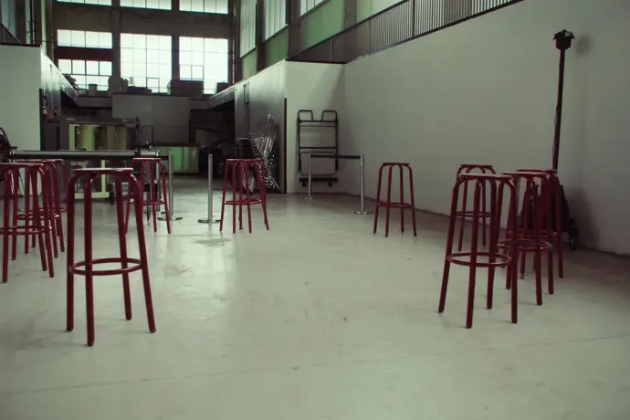 Fabrika dinlenme alanında yarım daire şeklinde dizilmiş tabureler